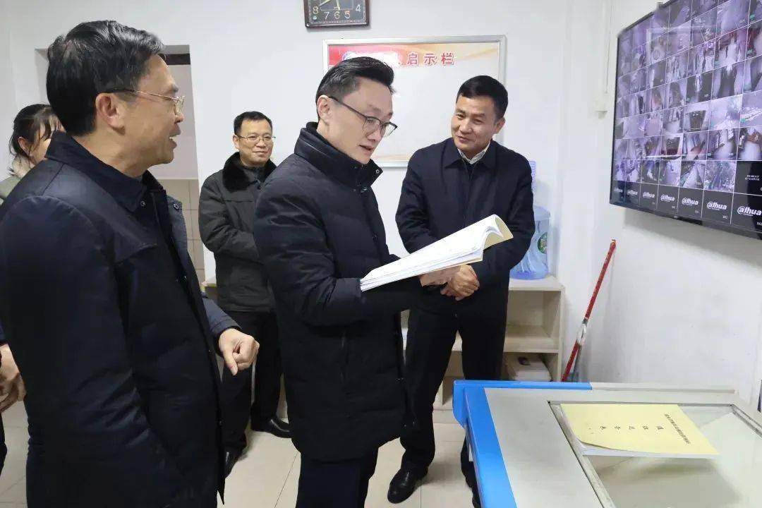 随后,刘平来到市社会福利院,检查院内消防设施和食品安全等情况,巡查