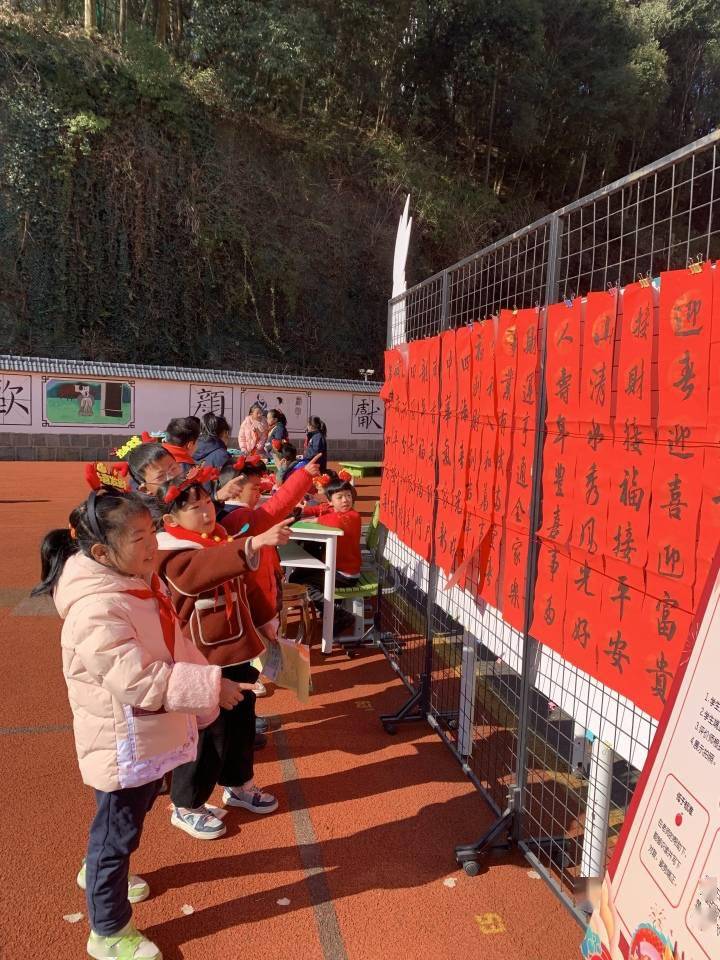 孩子们化身"小神龙",在校园里感受过年的喜庆和热闹_活动_圆通_年级