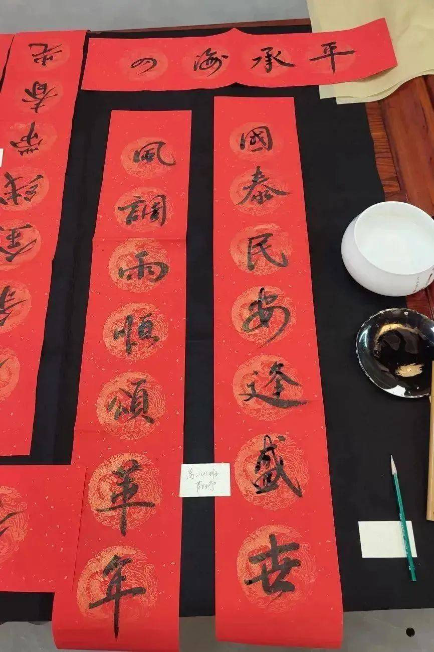 【五育并举】师生挥墨传承文化 笔尖迎春传递祝福_活动_对联_石外