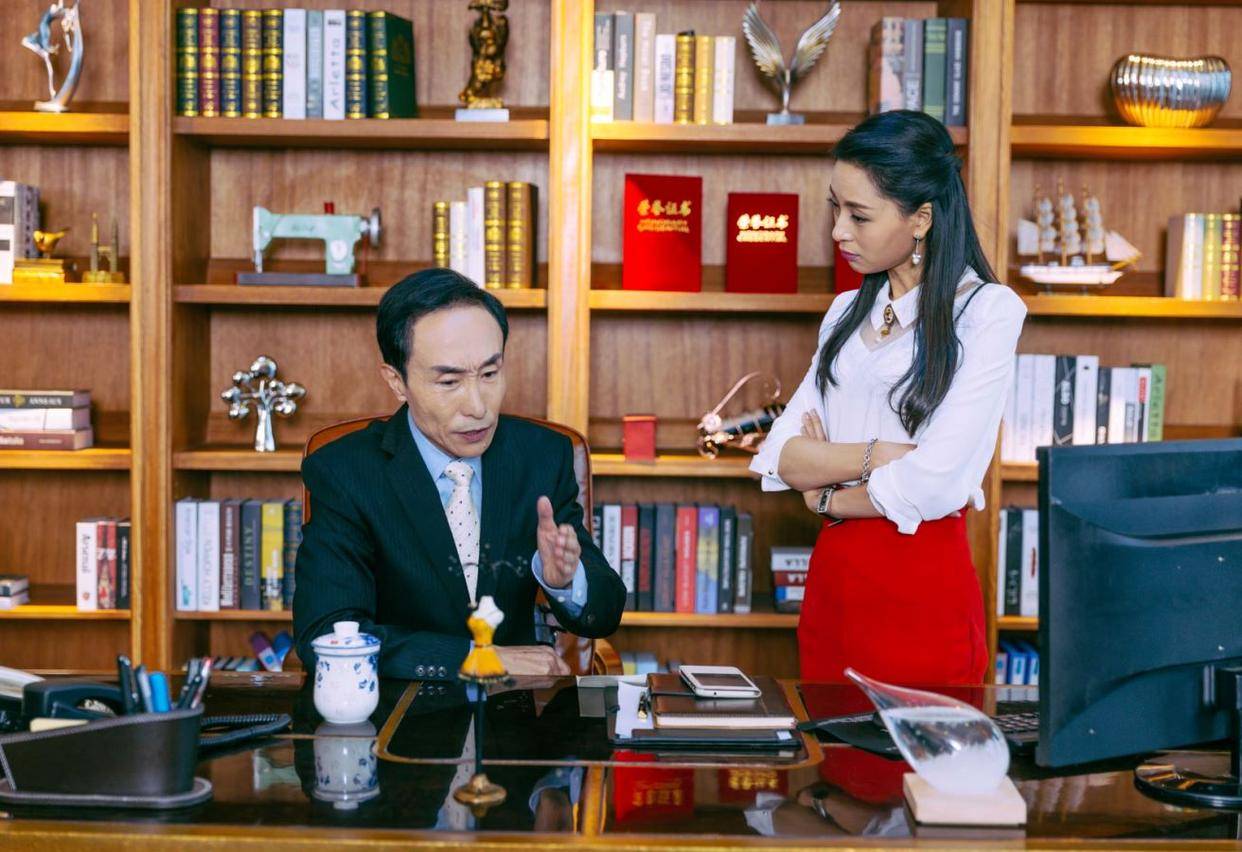 集齐了方清平,李伟健,何云伟,白凯南等20多位相声小品演员助阵,妻子
