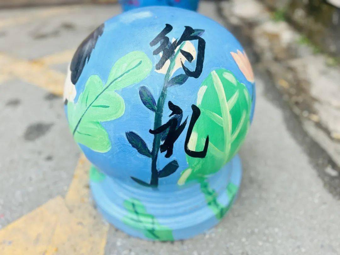 筠门岭中心小学:彩绘石墩墩,点亮风景线_校园_美术_文明