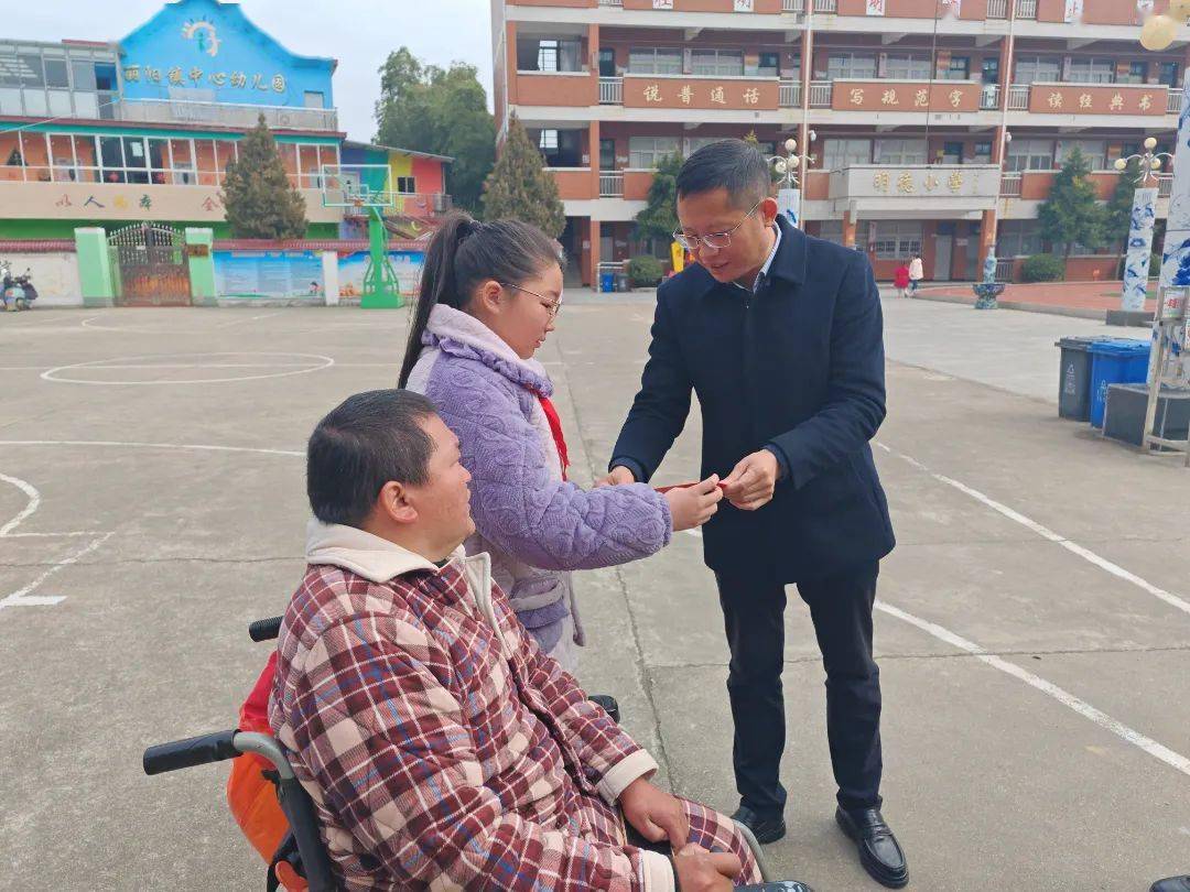 丽阳镇中心小学新时代好少年黎佳佳,昌江一中困难教职工余国宝,吴旺春