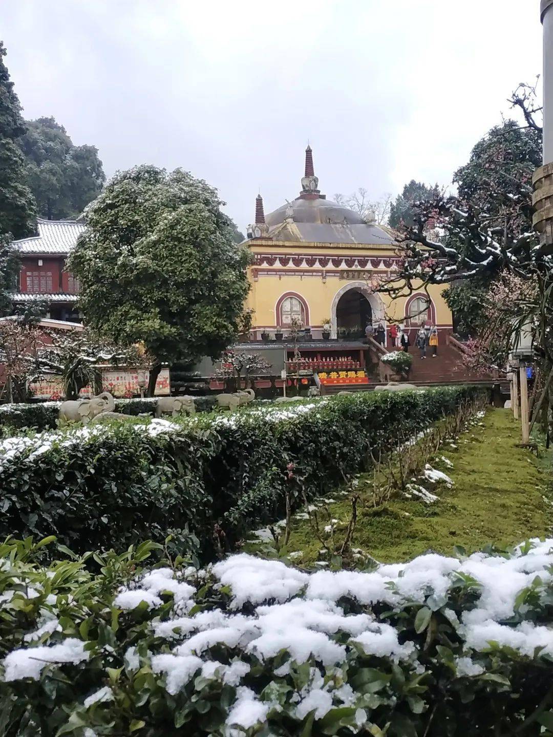 欢庆即将到来的新年用一场大雪海拔1020米的万年寺天地清寒 岁末将近