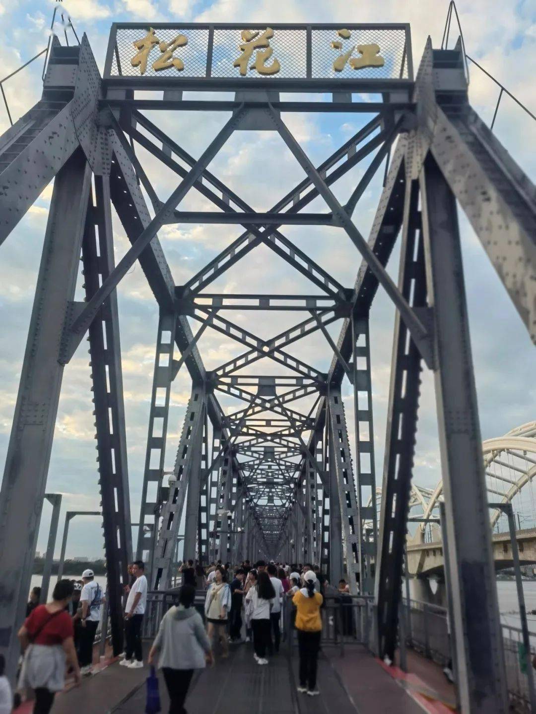 线路二霁虹桥——伊维尔教堂——中东铁路局旅馆旧址(龙门大厦)