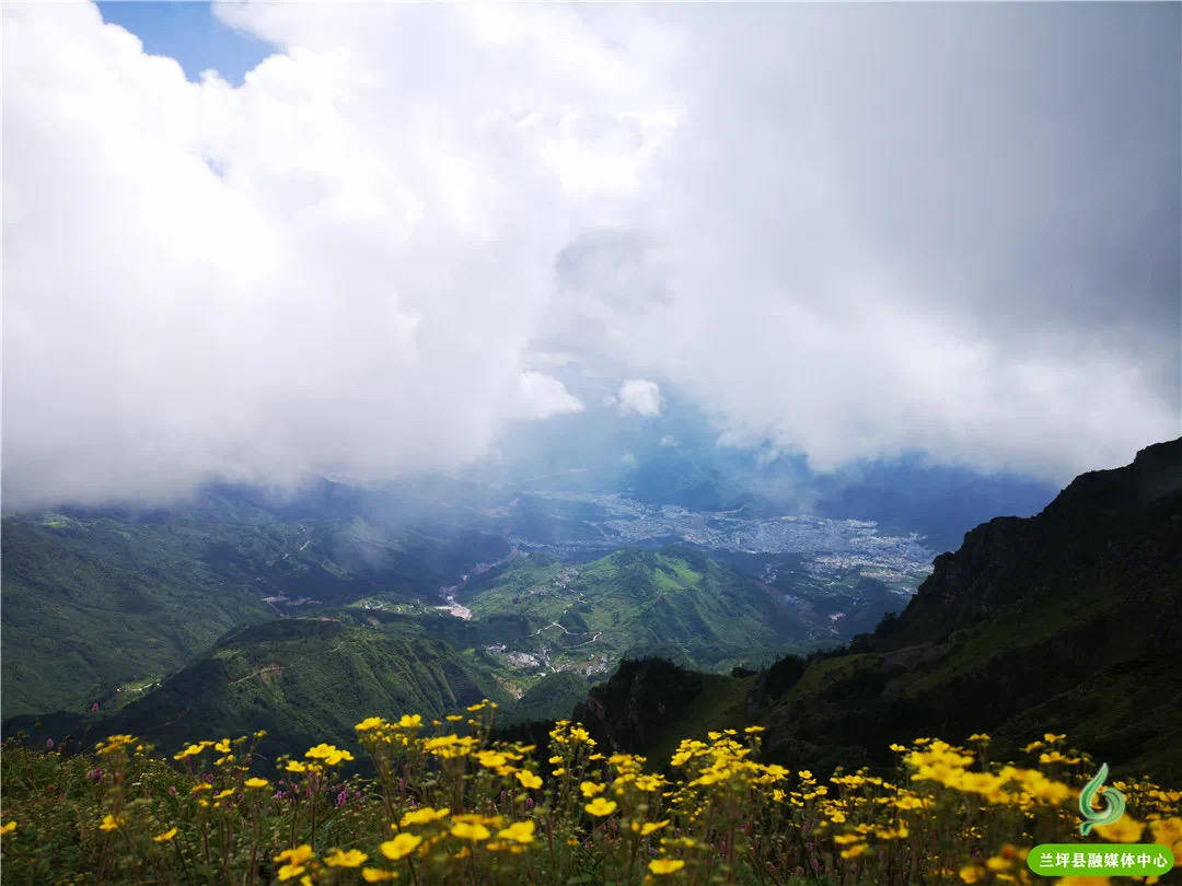 雪邦山位于怒江州兰坪县与大理州剑川县交界处,主峰海拔为4295