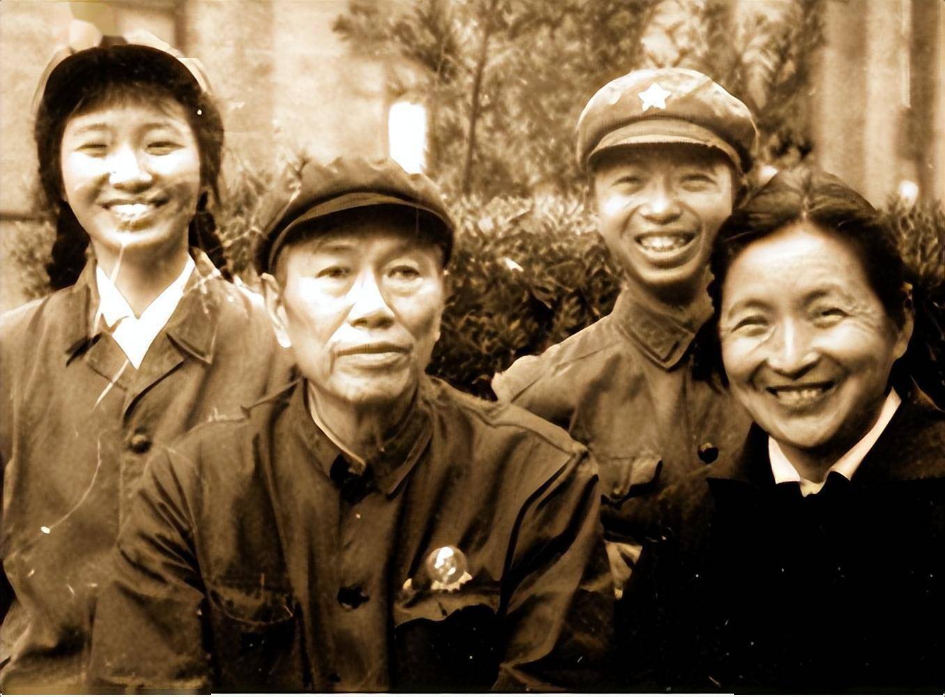 而这张皱巴巴的泛黄相片,背后还有一段被邓贤诗藏在心底的往事.