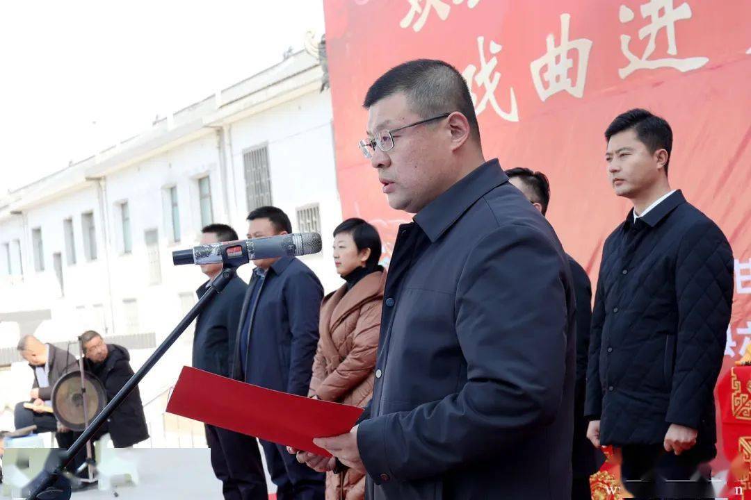 甘肃省文化馆党总支书记,馆长刘涛宣布演出活动正式开始,市文旅局副