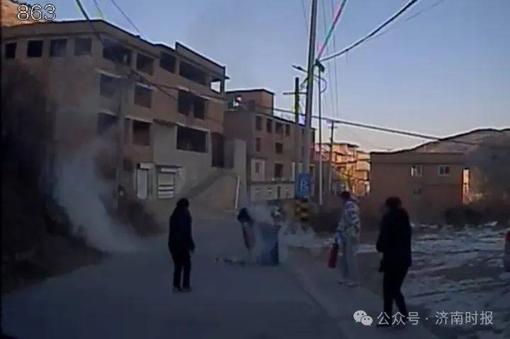 下午4点多，济南街头这一幕，刷屏了