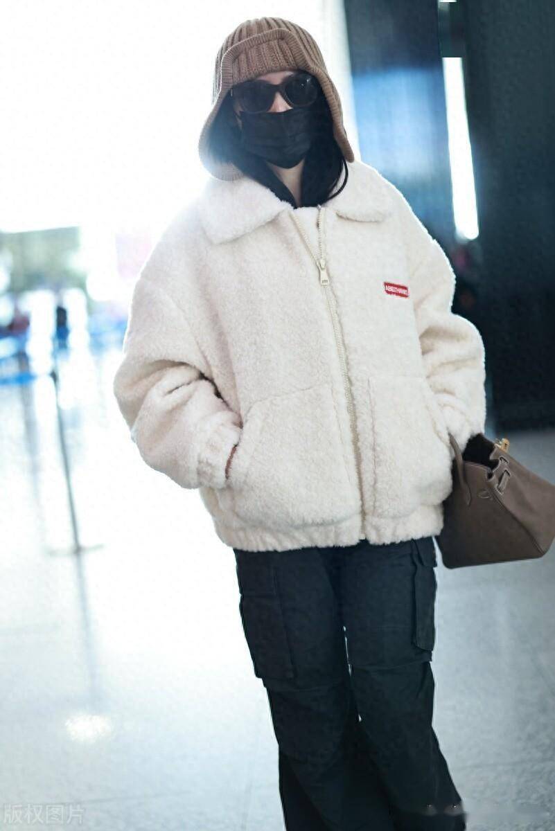 街拍:张天爱白色毛绒外套 黑色阔腿裤 针织雷锋帽个性十足_牛角_北京