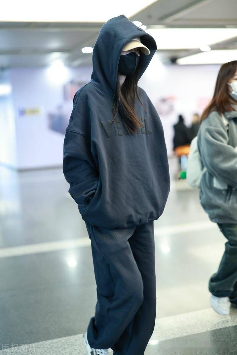 街拍:李沁深灰色连帽卫衣 卫裤 棒球帽休闲随性_机场_北京