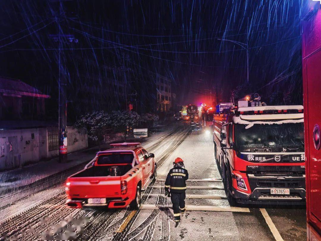 出警指戰員全部身著滅火戰鬥服,確保接警後可以立即登車轉戰