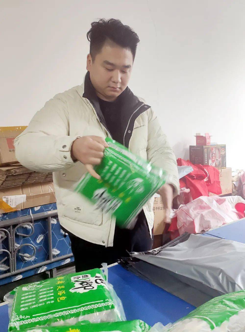 新春走基层(4)丨小艾草"长成"致富大产业_吕灿_销售_足浴