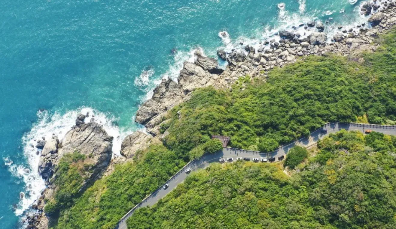 万宁位于海南省东南部沿海,北距海口130公里,南距三亚110公里,海南