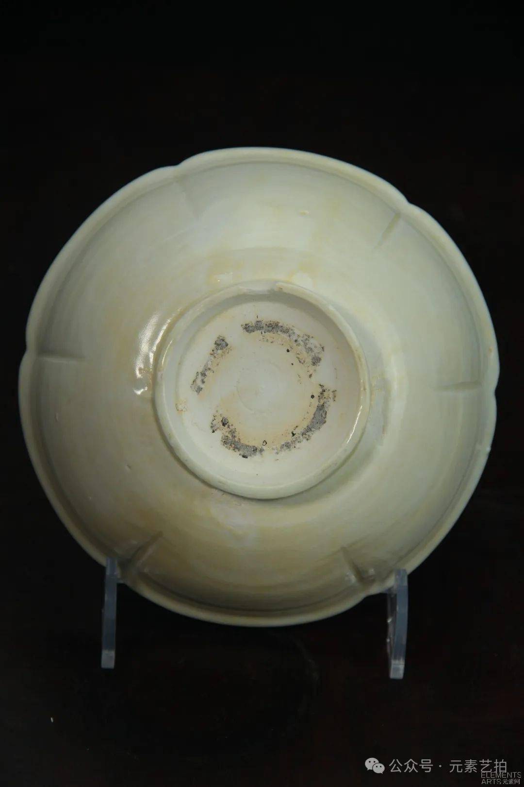 点击此处直达拍卖链接16枢府釉长颈瓶起拍价:2000       估价:8000