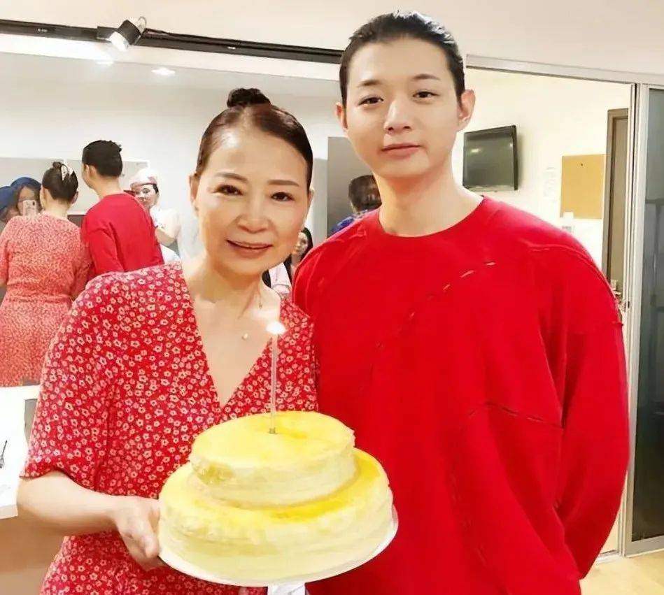 仲小萍:为霍尊30年不嫁人,如今因他急火攻心入院,她后悔了吗?