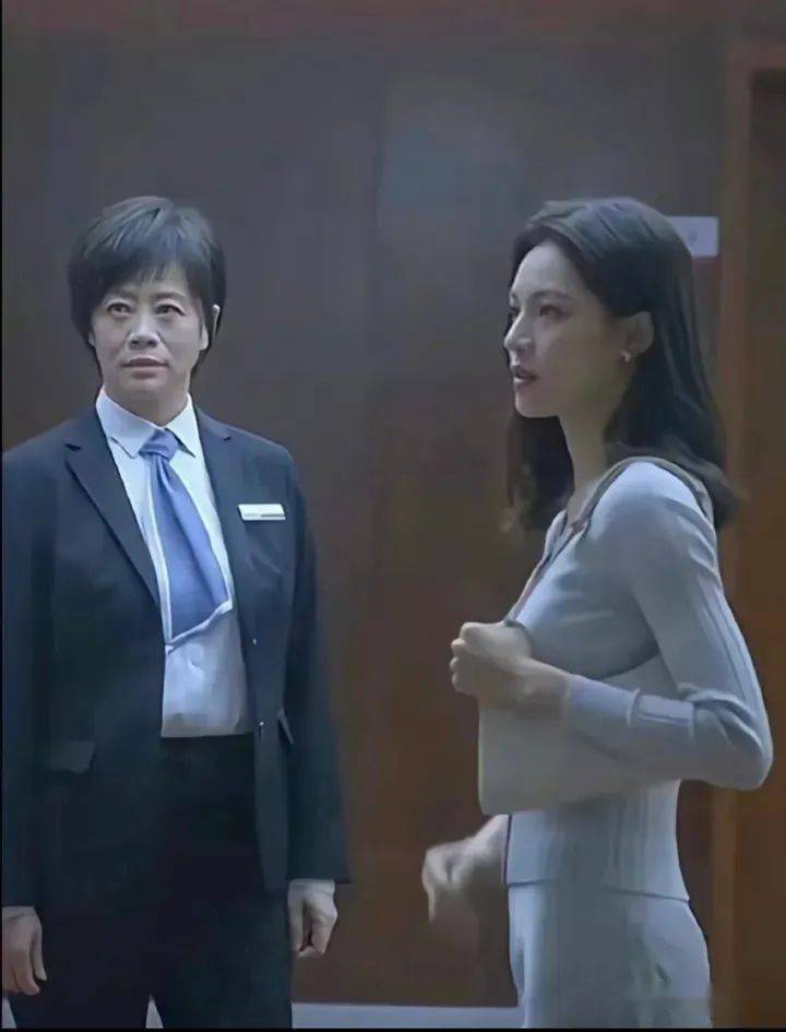 还有在互联网上被疯狂外貌羞辱的"老三",更是在现实中配合电视剧完成