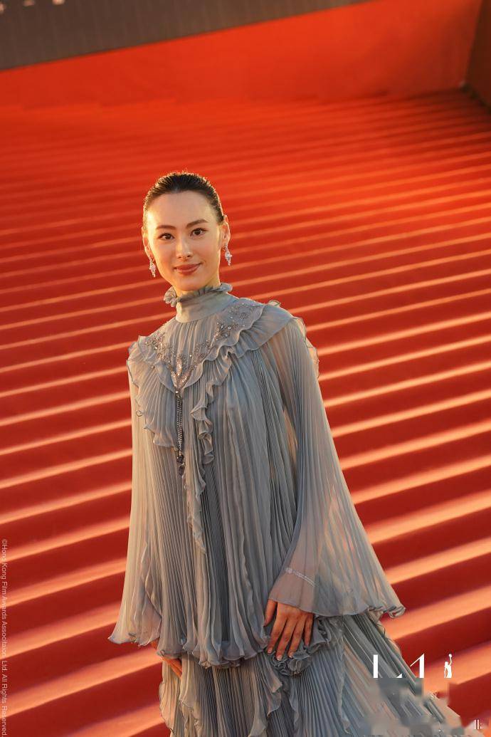 在一出一入之间,梁洛施似乎找到了生活平衡点:现在的我很知道自己想做