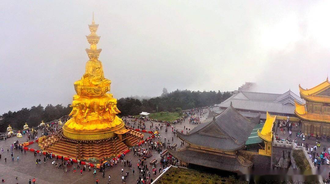 在海拔3077米的峨眉山金顶,云海瞬息万变,蔚为壮观.