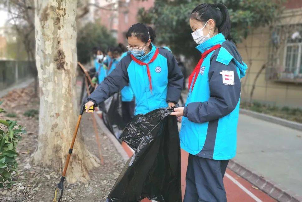 起了社区小小志愿者来到了桂杨园居民区曹杨二中附属学校的学生们近日