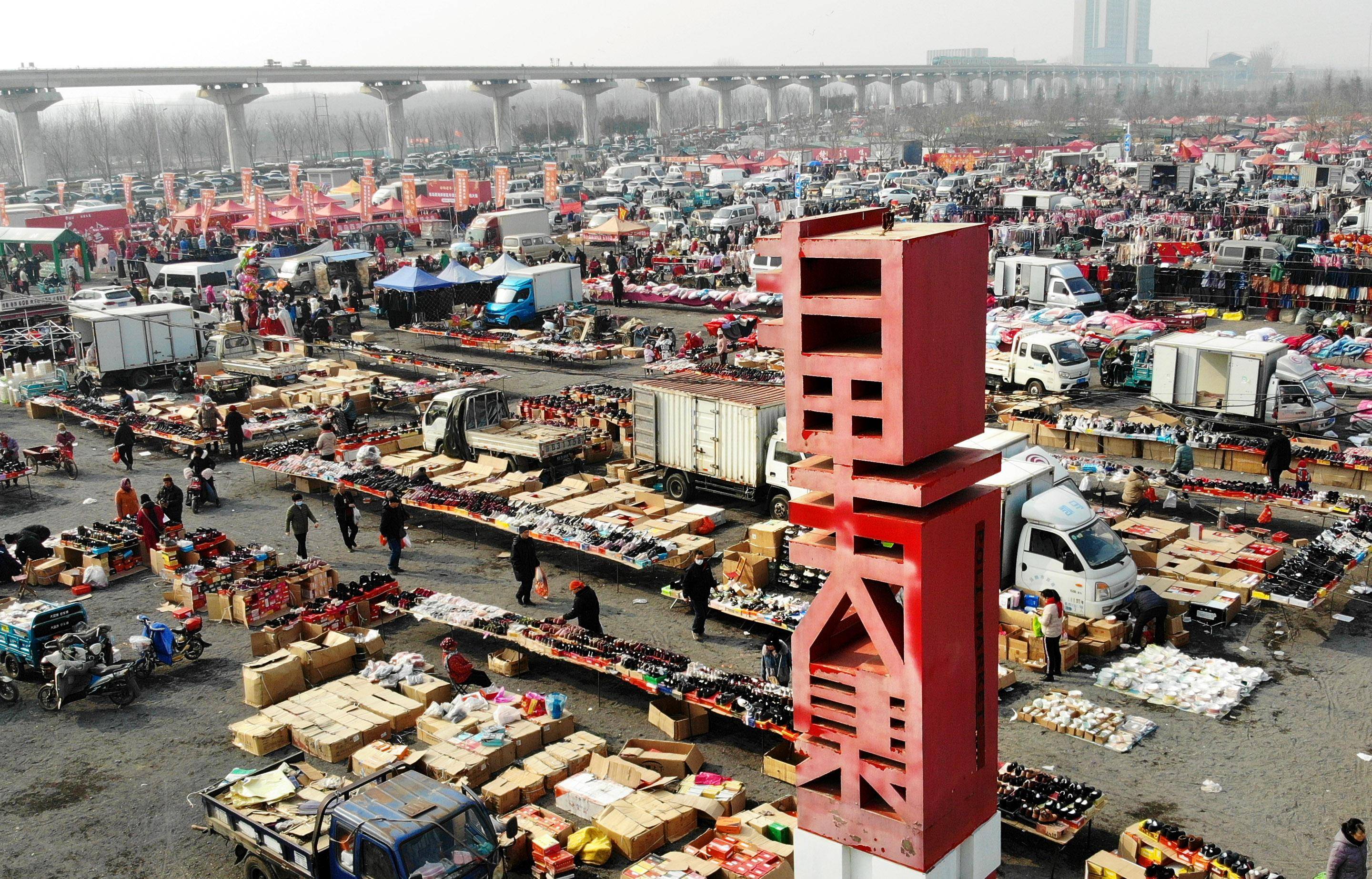 青岛泊里:年集办年货 年味气息浓