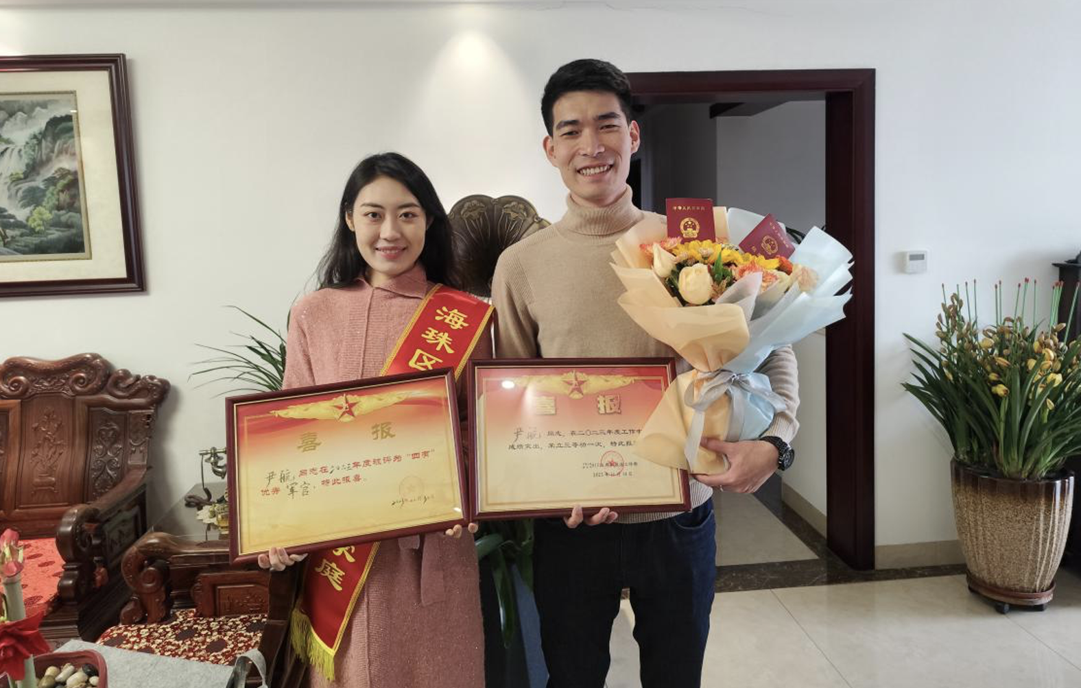 广州海珠为新婚军人送上军功章,双喜临门定格光荣时刻_尹航_部队_海珠