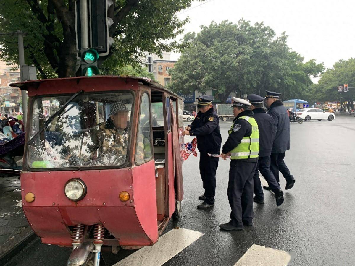 改装三轮车上路揽客,柳州城管的执法方式让他"愣了"