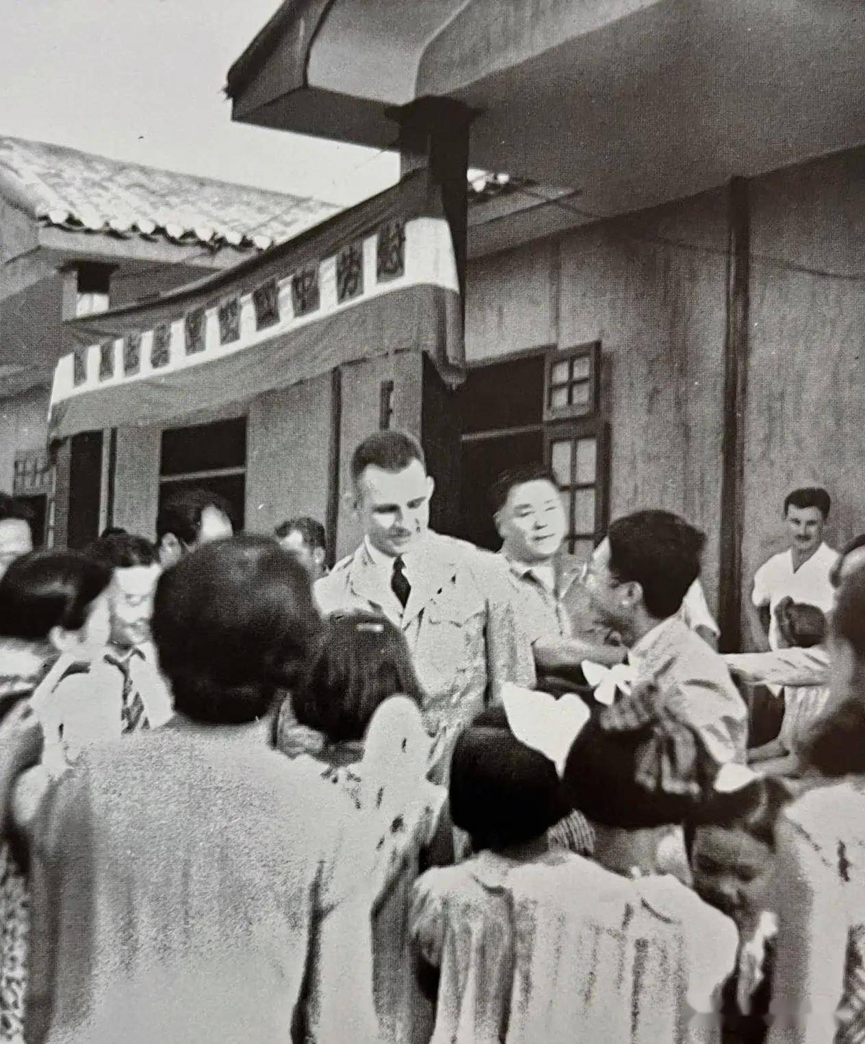 中国滑翔总会招待外宾参观陪都跳伞塔及跳伞表演(335)_抗战_英雄_中华