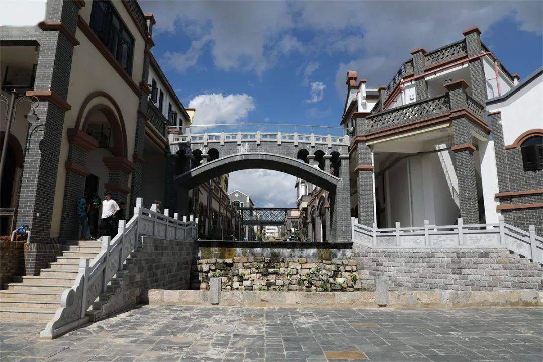 开远位于滇东南腹地,这里阳光常伴,冬而不寒,有知花小镇,1909广场,南