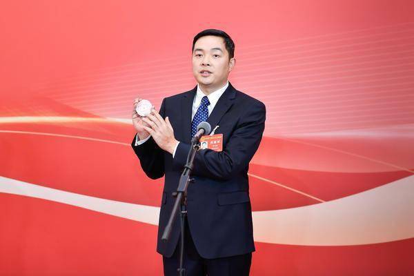 在代表通道上,省人大代表,洛阳市博物馆馆长李文初也化身"推介员"向