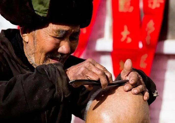 图源网络图源网络女人和女孩的发型有牡丹头,垂十字髻,单螺,丱发,凌云