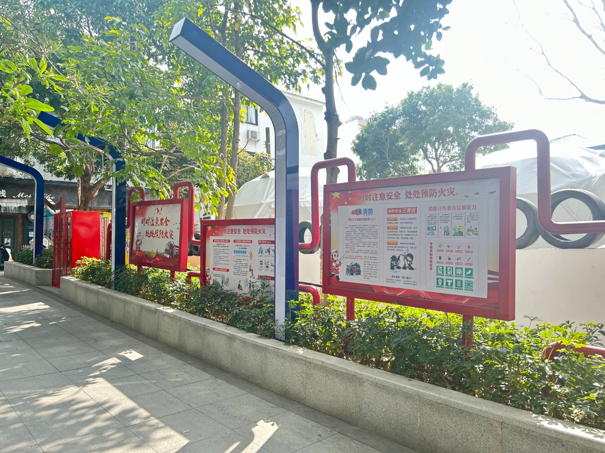 杨梅坑景区消防宣传(徐蕊 供图)玫瑰海岸景区消防宣传栏(徐蕊 供图)