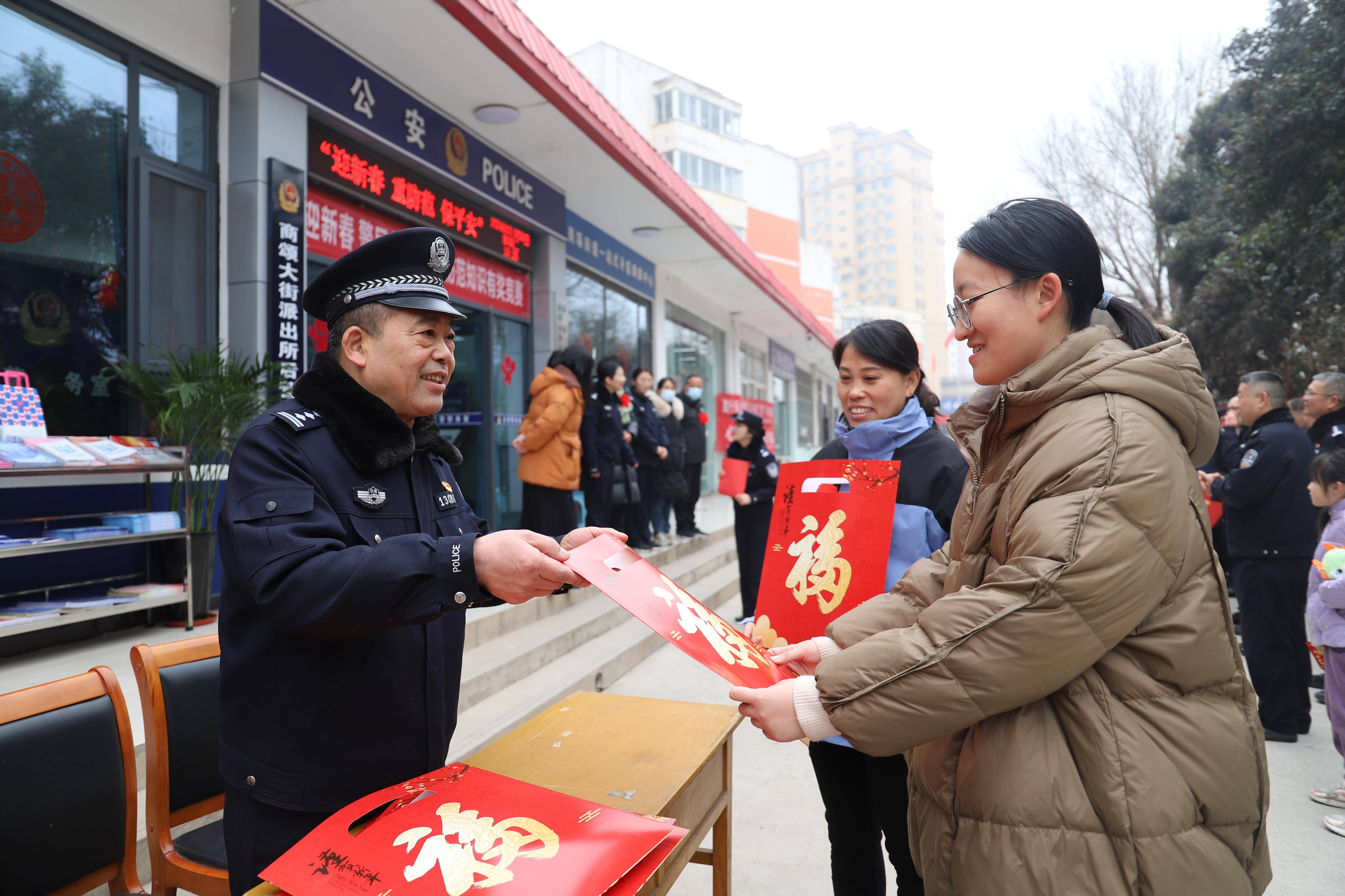 安阳市公安局高新分局商颂大街派出所在后营警务室组织开展"迎新春