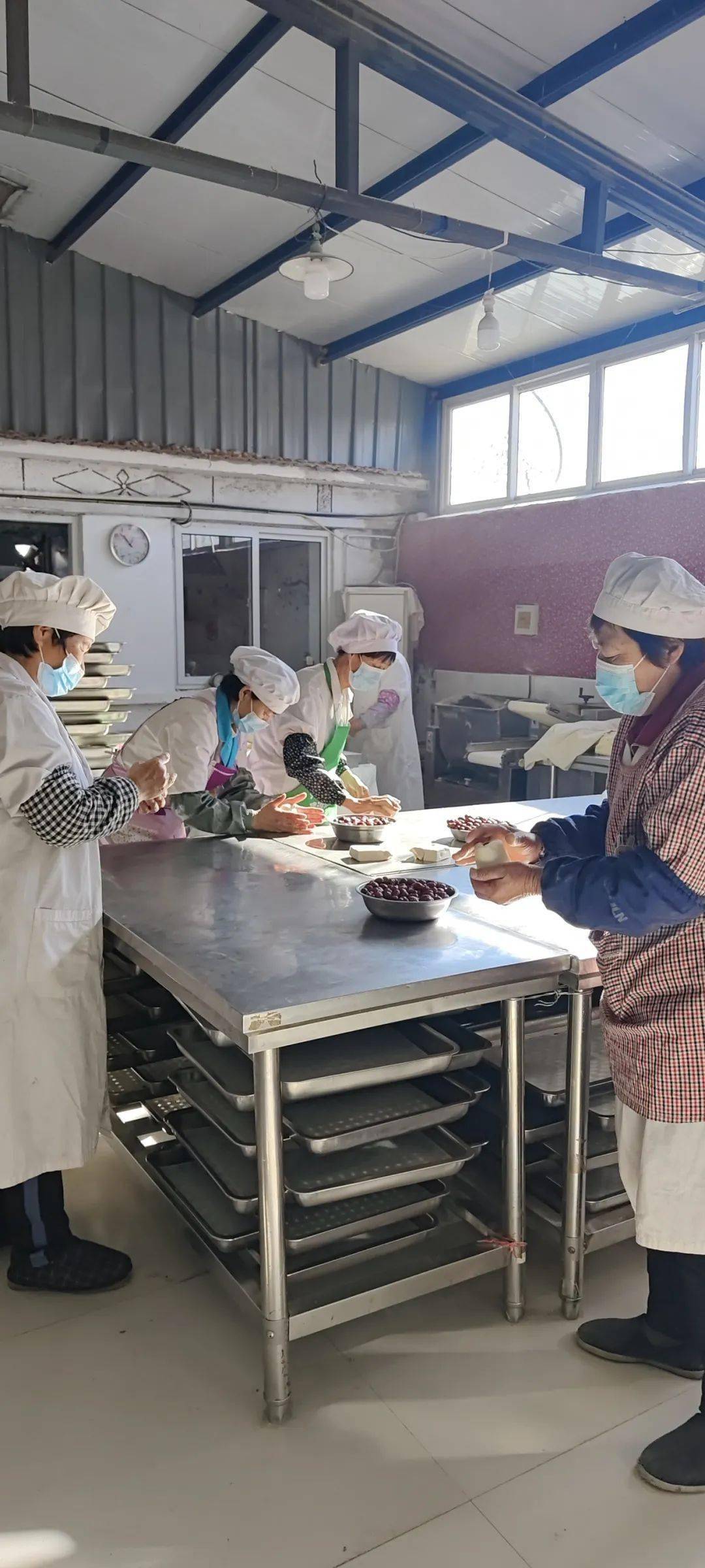 在生产车间,十几名工人动作麻利地包豆包,做面花,蒸馒头,一屉屉即将出