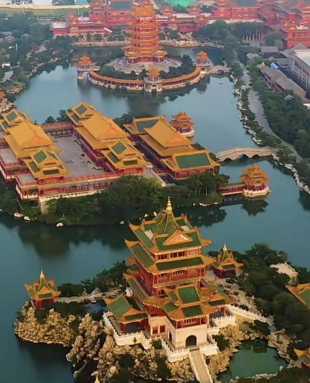 整个景区由和气大殿,蓬莱仙岛,建筑的主体是六层六重檐结构《蓬莱仙境