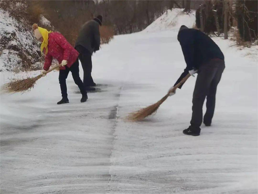 清扫积雪保平安 道路畅通暖人心