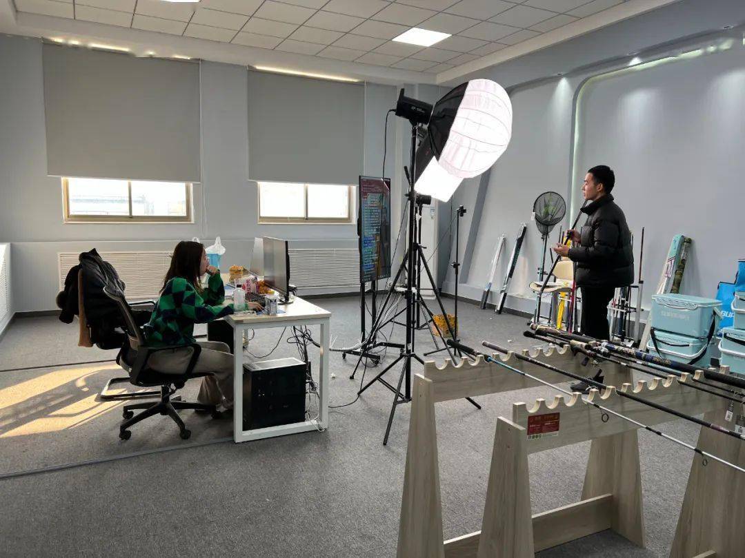 随着国内电子商务日益兴起和发展,光威电子商务中心于2015年3月组建