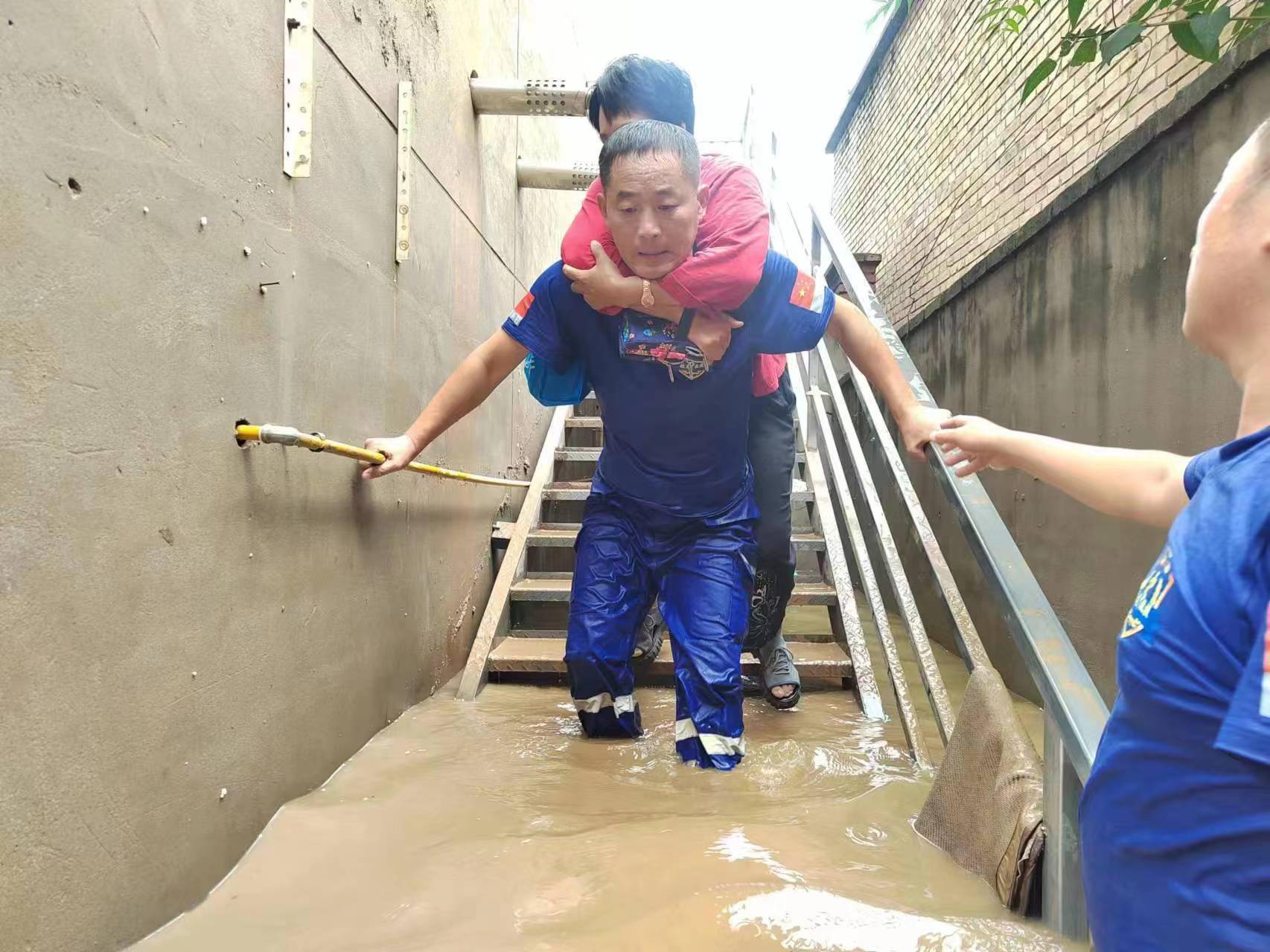 張繼光是汝南縣人民法院政治部副主任,接到救援任務後,立即向社會發布