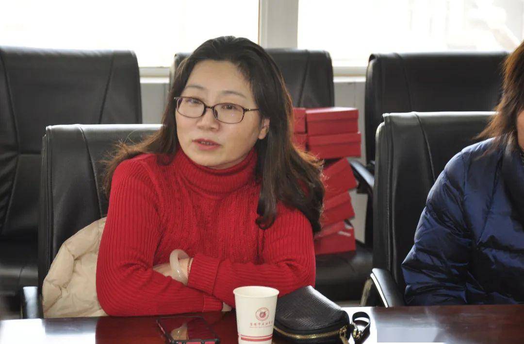 教师代表杨艳深情地表达了对光荣退休前辈的不舍与美好祝福,决心将