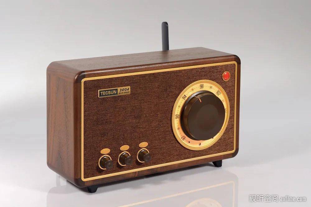 封面特写 | 找回当年听电台的感觉:德生r2024 30周年纪念版收音机