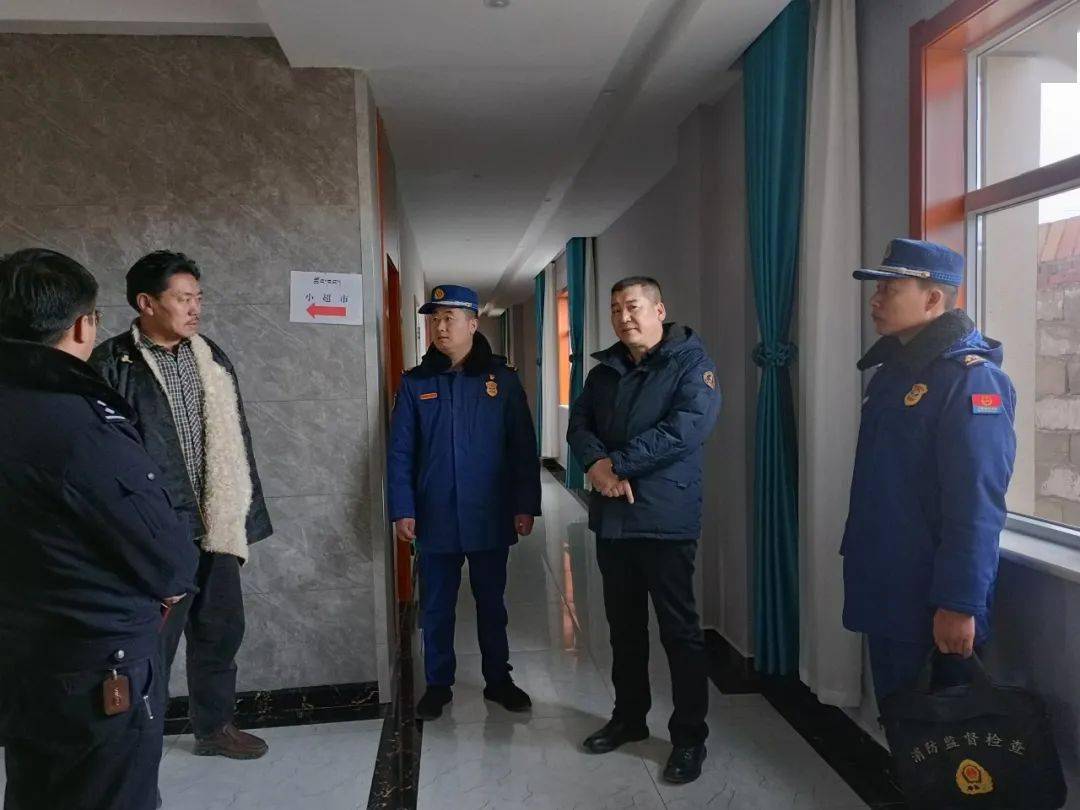 泽库县政府副县长,公安局长万玛才让带队督导检查消防安全工作
