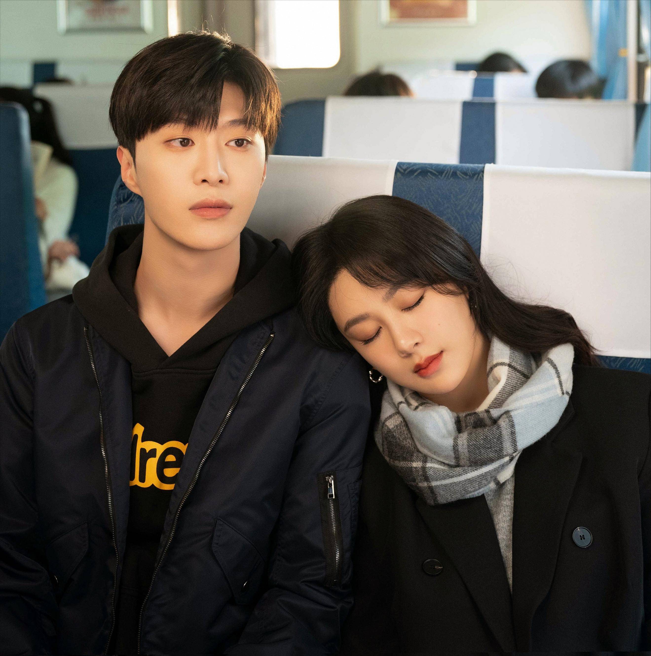 这部戏是牛超与马成龙两人导演联合执导的,杨紫主演,与顶流综艺咖