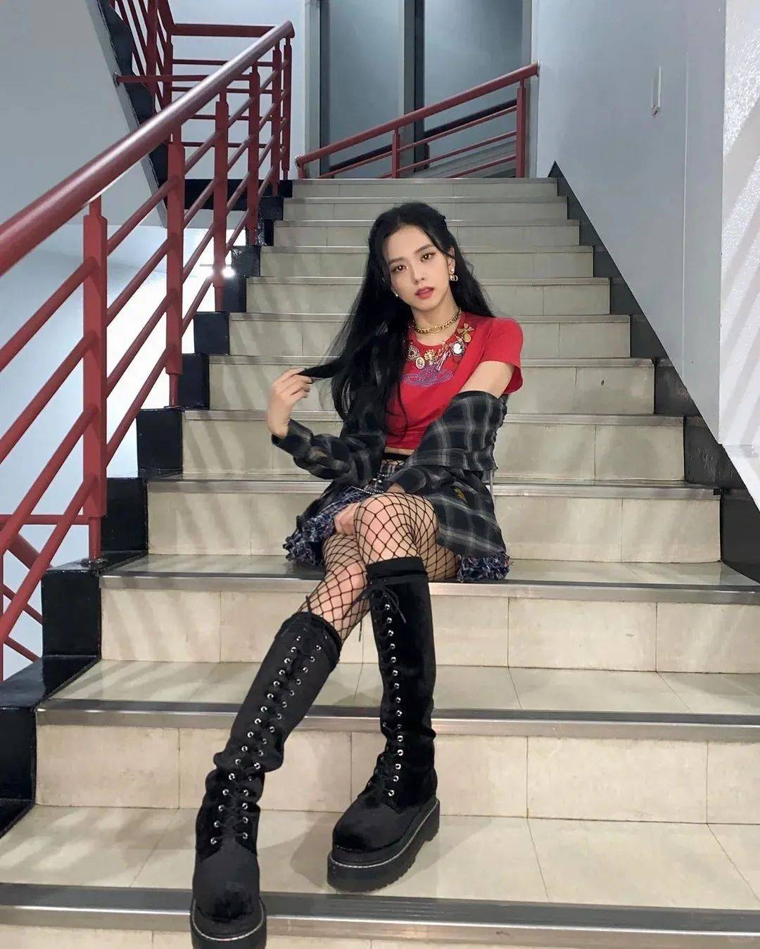 jisoo渔网袜 长筒靴,简直性感又可爱,聚会party都能安排了.