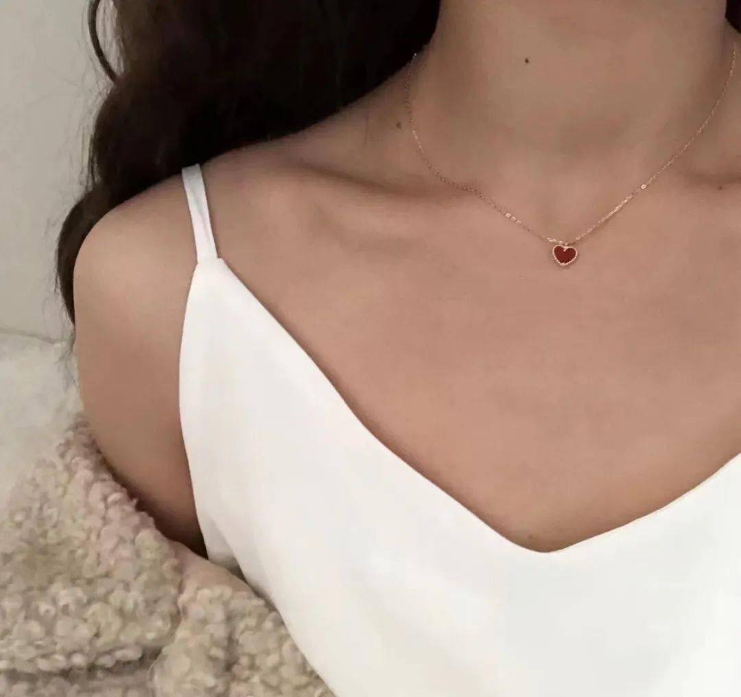 精致小巧的外表瞬间俘获万千美少女的心 优雅绝绝子链条全部从国外订