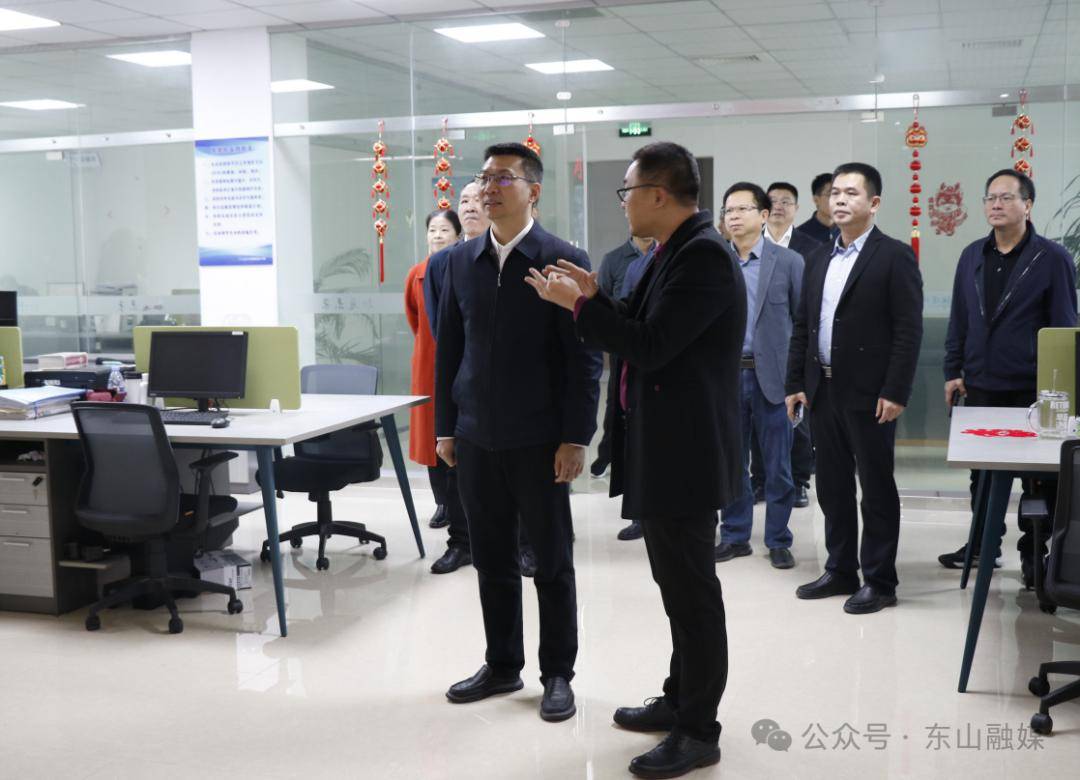 在新春佳节来临之际,2月2日,县委书记何霭,县长刘兆民分别带队开展节