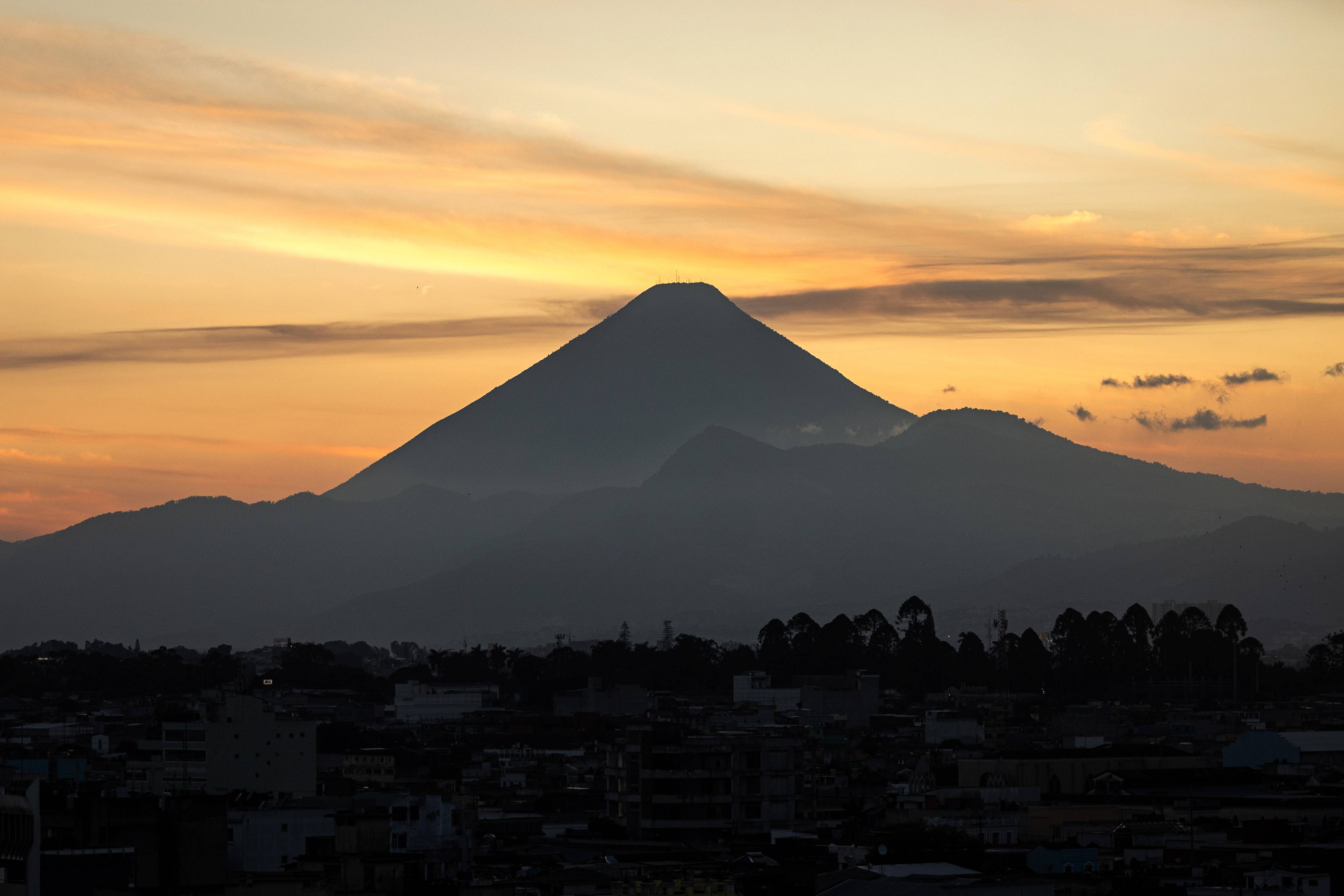 戈列雷火山图片