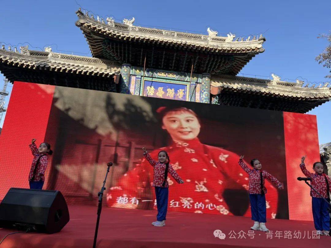 大一班小朋友表演現代京劇《紅燈記》選段:都有一顆紅亮的心作為倍è