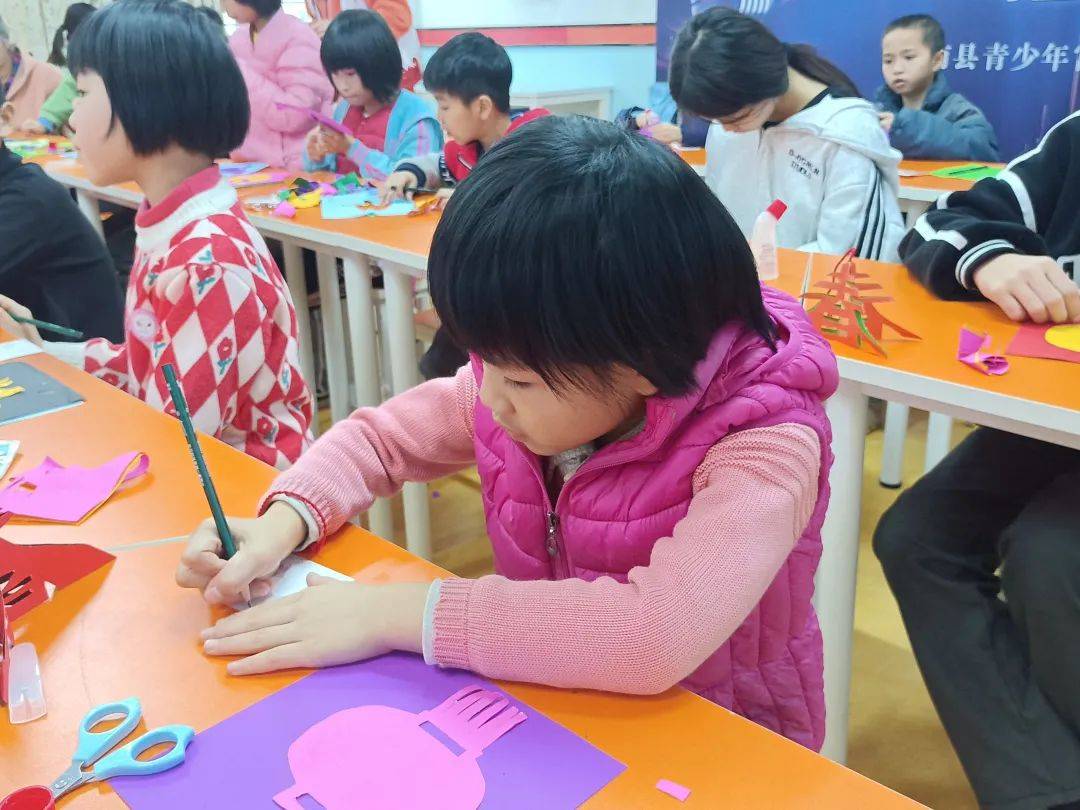 然后示范引导孩子们充分发挥创造力和动手能力制作自己独特的新年灯笼