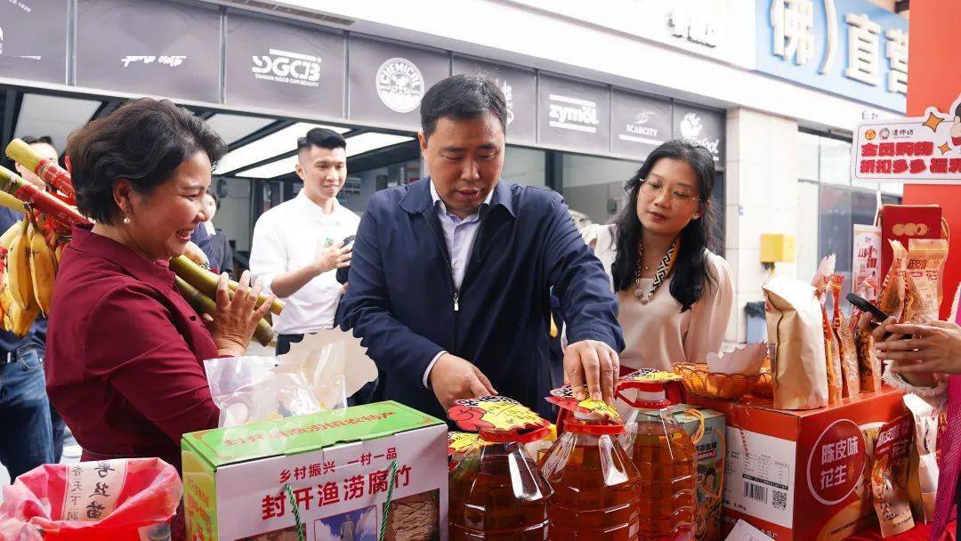 书记,镇长带头打卡消费!