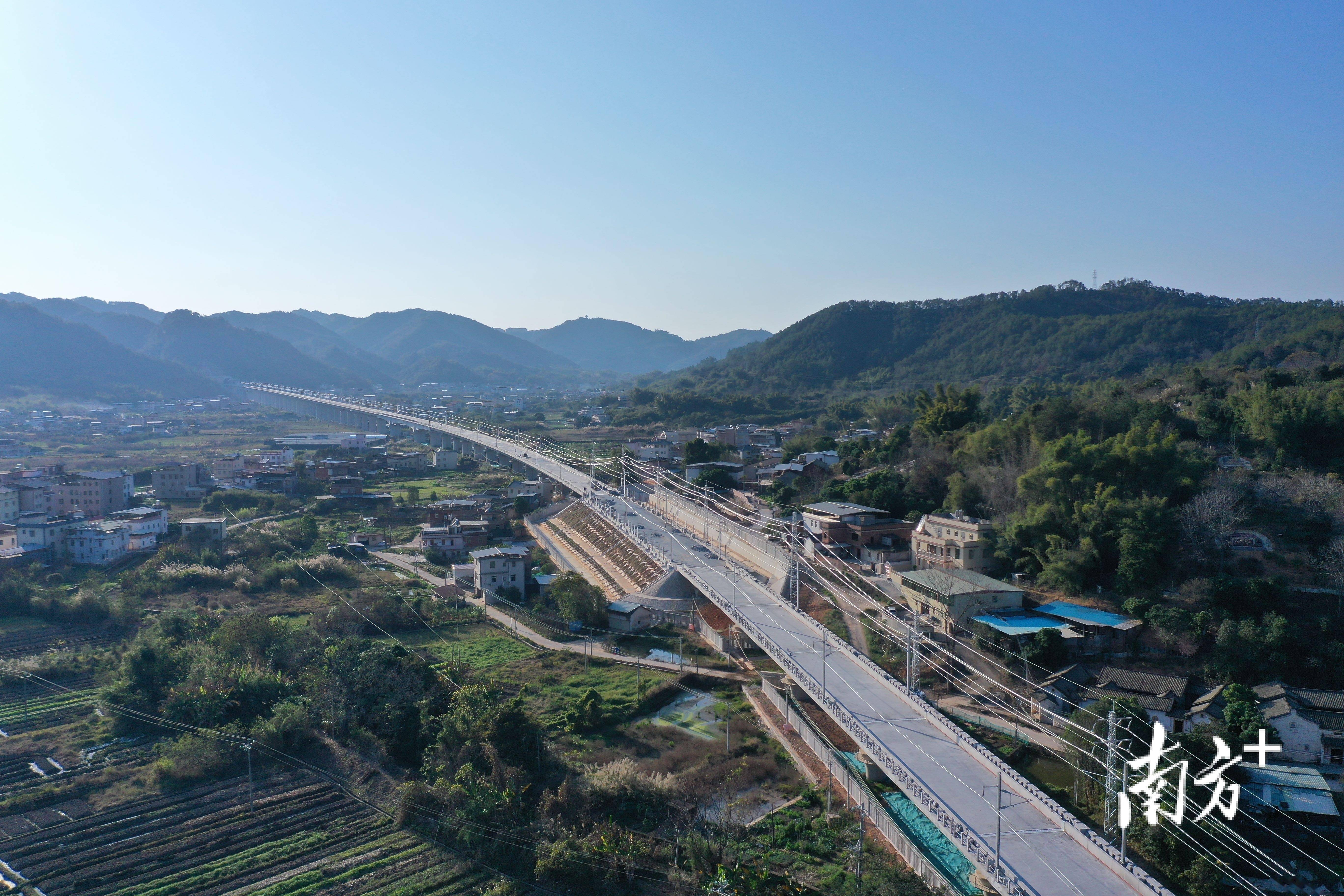 梅龙高铁一,二标段主体工程完工_施工_兴宁市_轨道