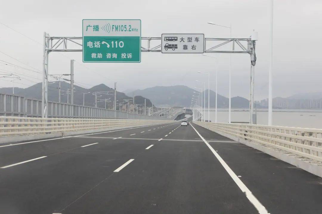 该段作为市政项目已于2015年12月通车,本次进行高速化改造;金海大桥跨